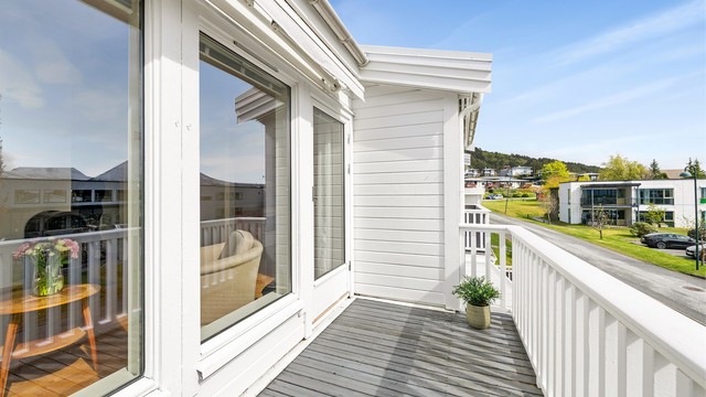 Balkongen har utgang fra stuen og er belagt med terrassebord.