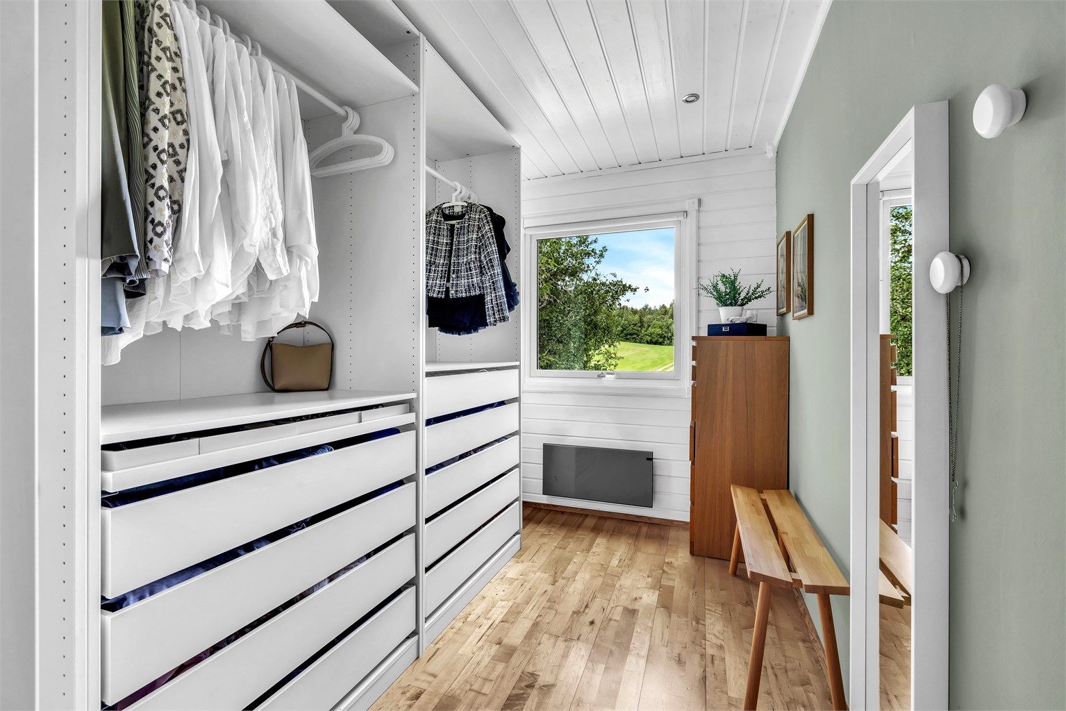 Soverom/barnerom  med nydelig utsikt, omgjort til walk-in garderobe