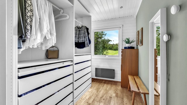 Soverom/barnerom med nydelig utsikt, omgjort til walk-in garderobe