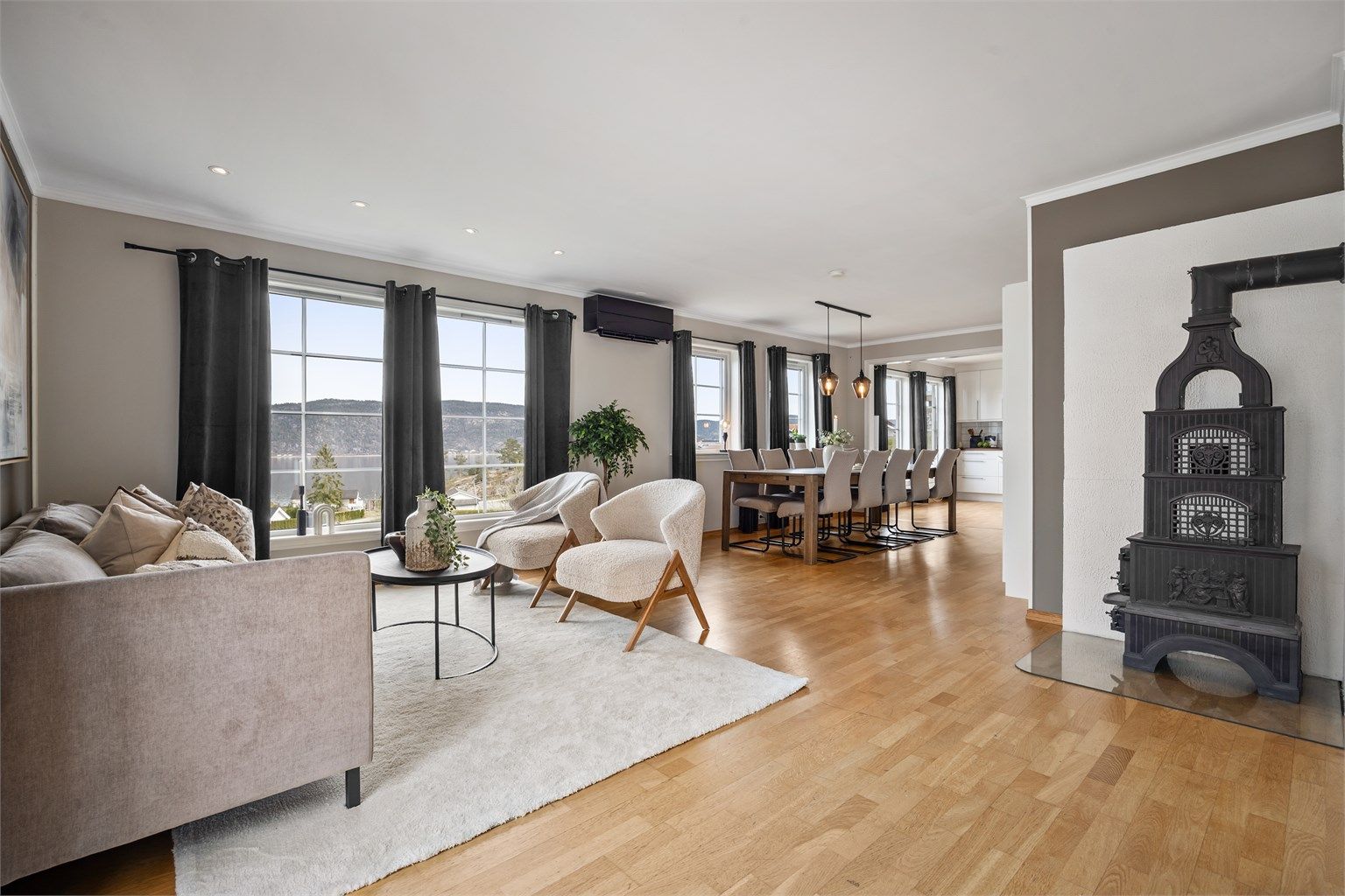 Stue og kjøkken har en delåpen løsning med gjennomgående parkett på gulvet.