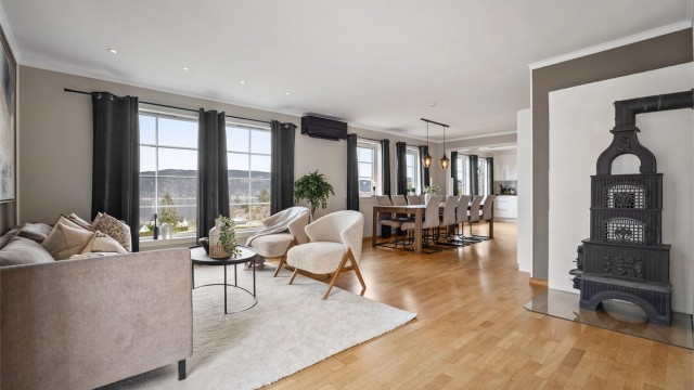 Stue og kjøkken har en delåpen løsning med gjennomgående parkett på gulvet.