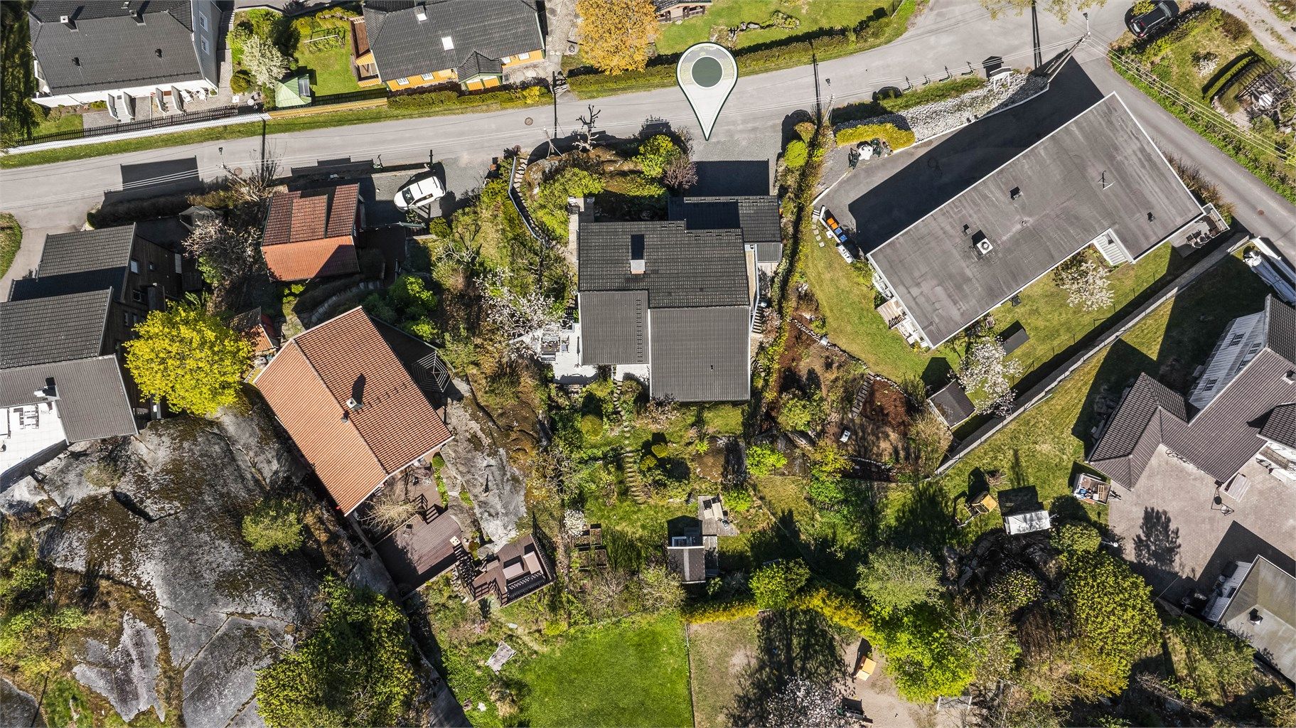 Eiendommen ligger sentralt til ved Øvre Gokstad i Sandefjord, i et rolig og barnevennlig nabolag.
