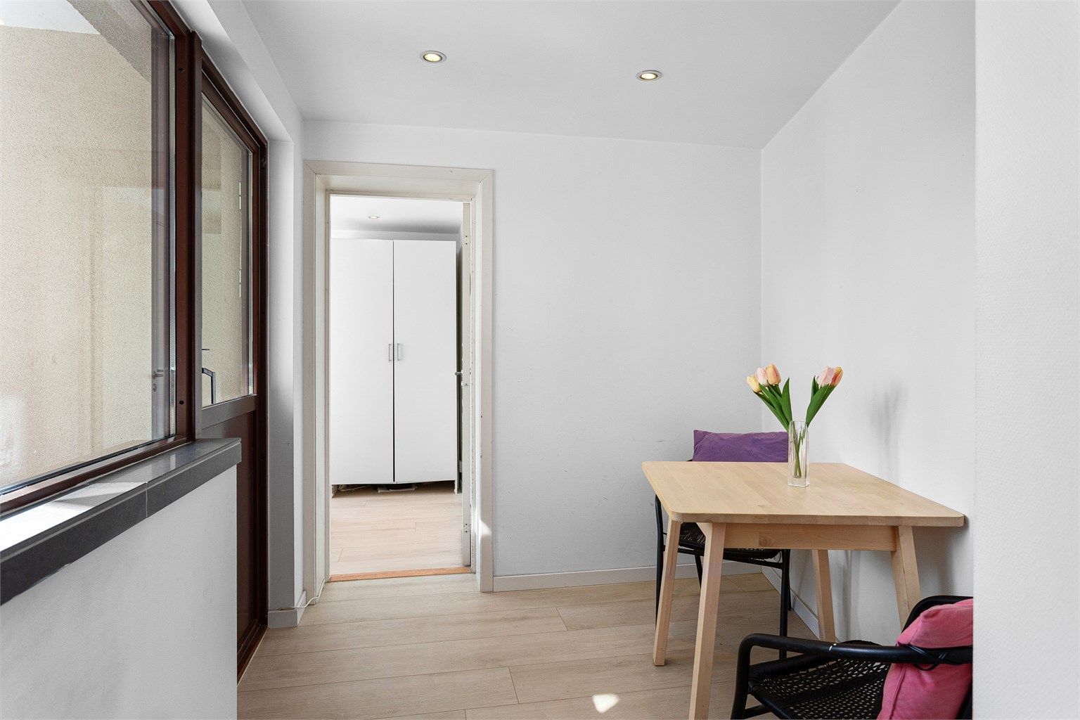 I spisestuen er det plass til en liten spisegruppe.