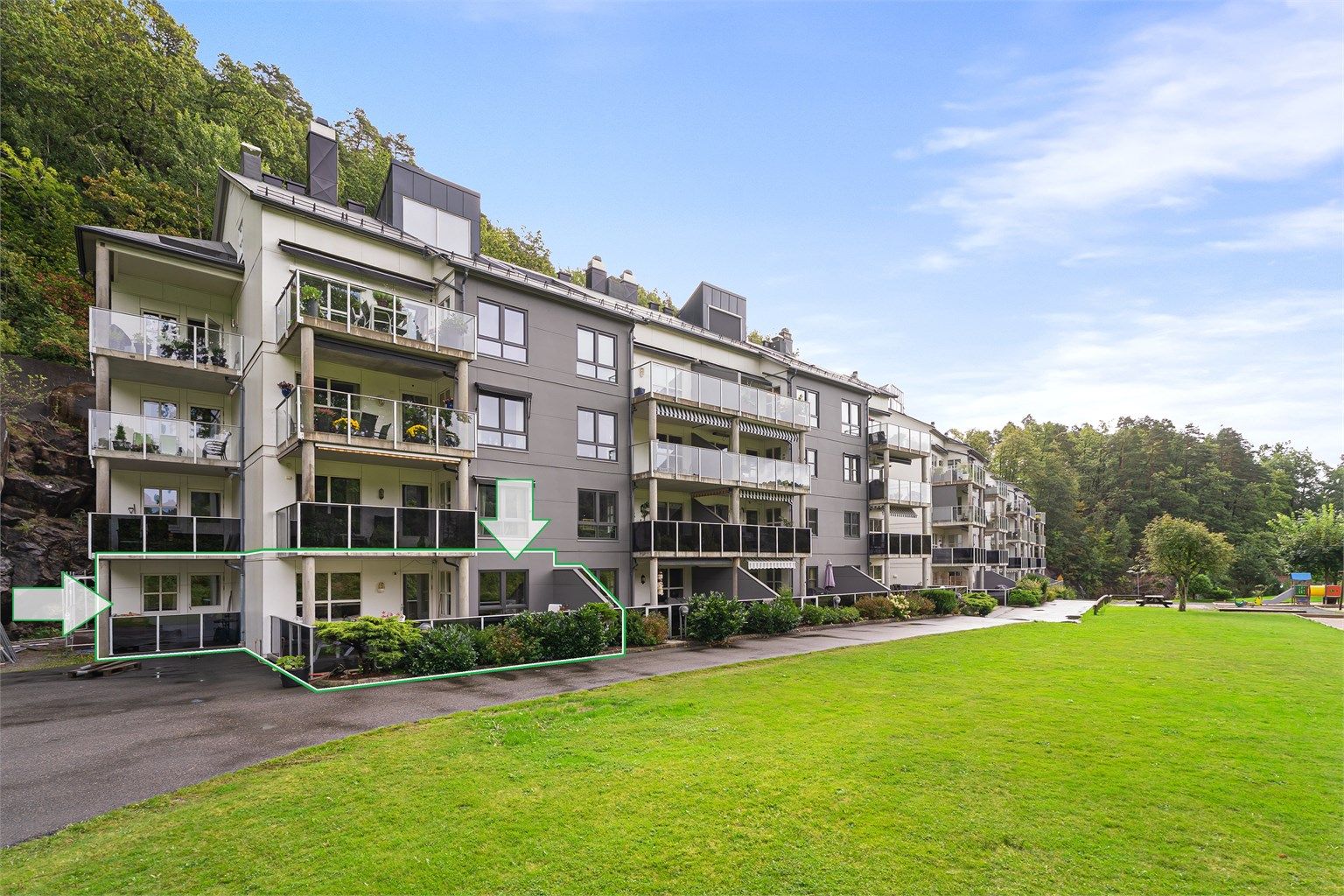 Fasadebilde med pil og omriss rundt leiligheten - stort uteområde!