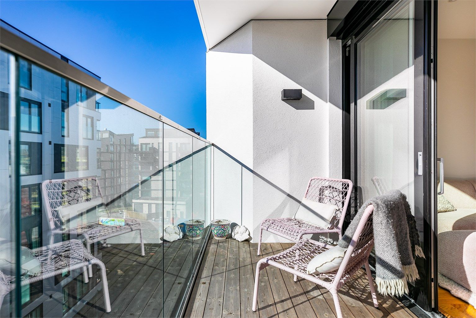 Delikat rekkverk av stolpefritt glass ivaretar både utsikten og de gode solforholdene.