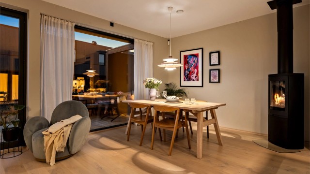 Ved spisestuen gir peisovnen ekstra varme og hygge.