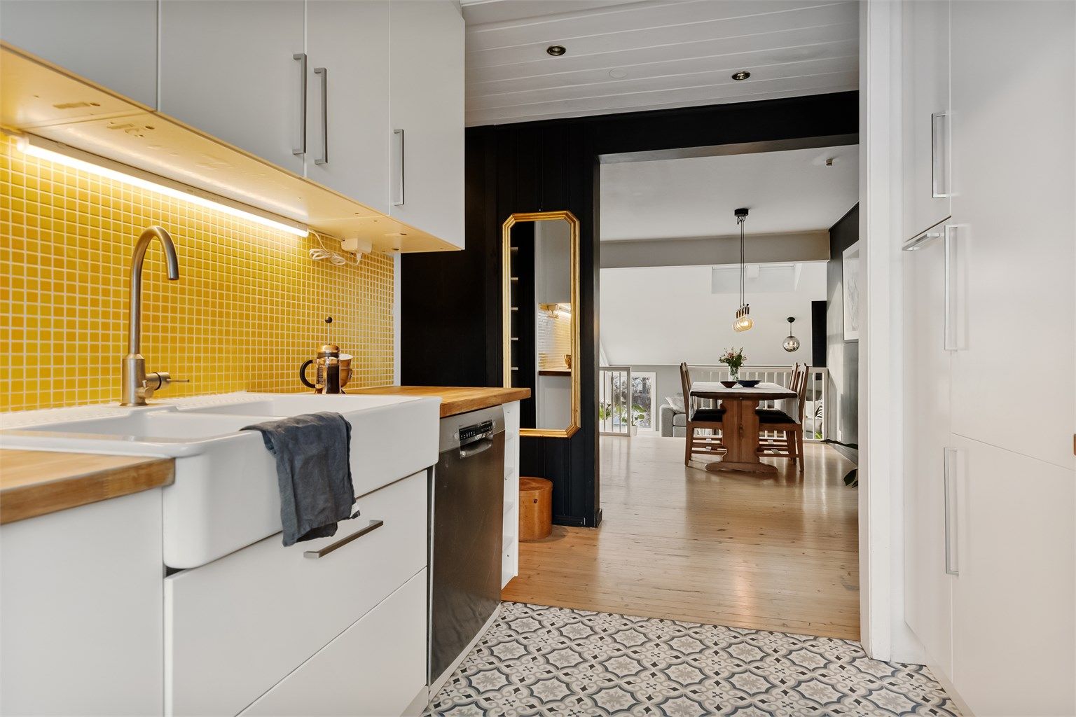 Den åpne løsningen mellom kjøkken og spisestue skaper en sosial og luftig sone.