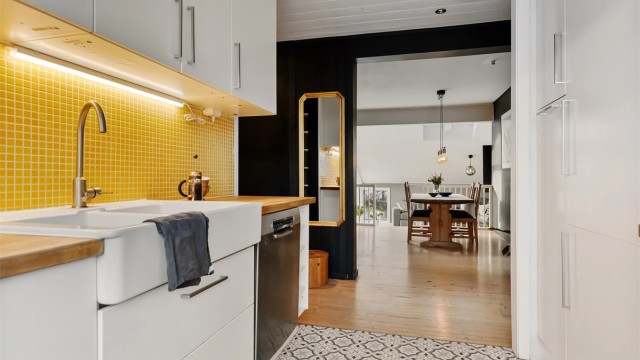 Den åpne løsningen mellom kjøkken og spisestue skaper en sosial og luftig sone.