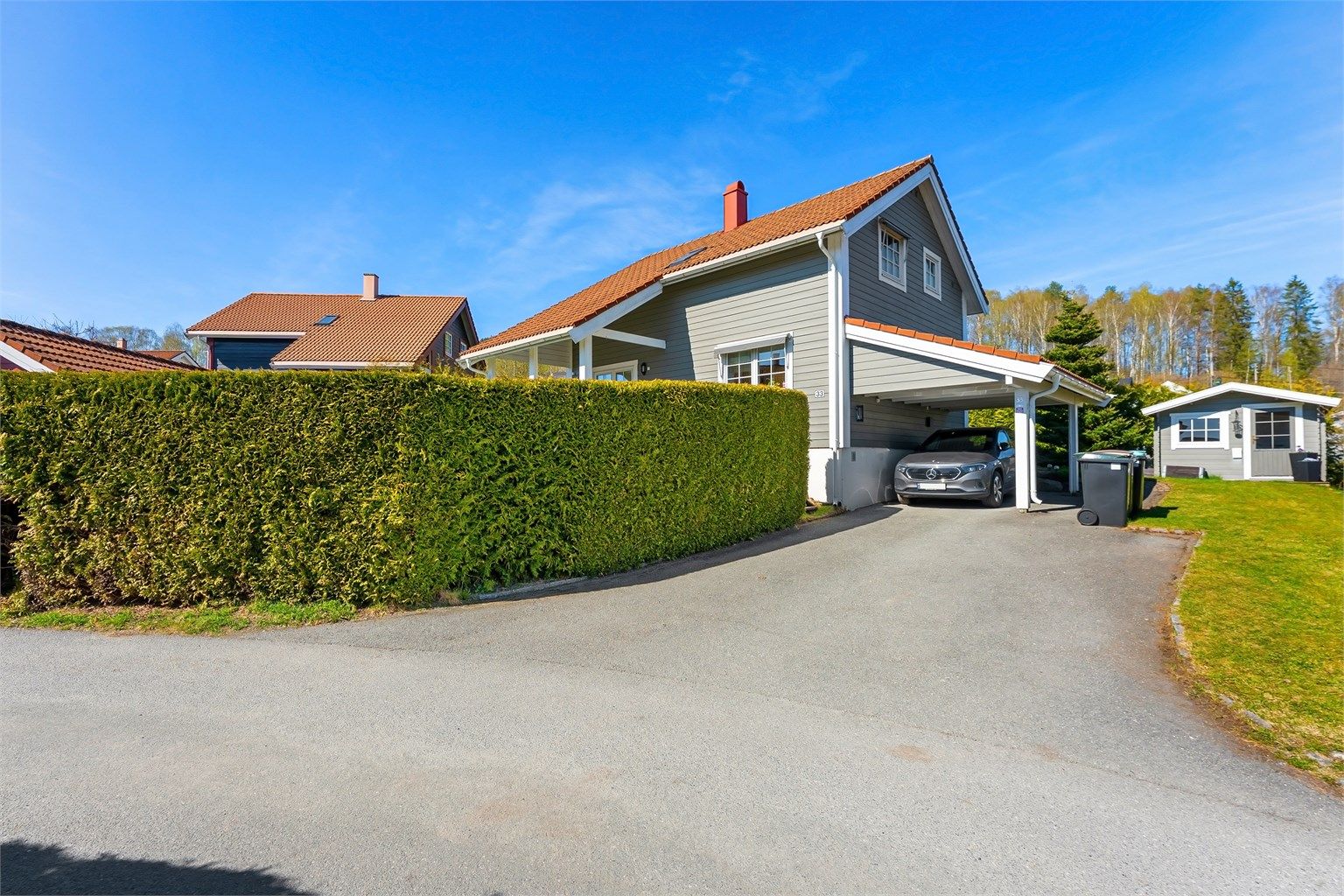 Her bor du med gangavstand til barnehager, barneskole, ungdomsskole, fritidsaktiviteter, marka med flotte turområder, butikker og offentlig kommunikasjon