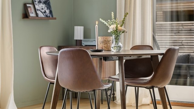 Spiseplassen ligger lyst til ved utgangen mot terrassen.