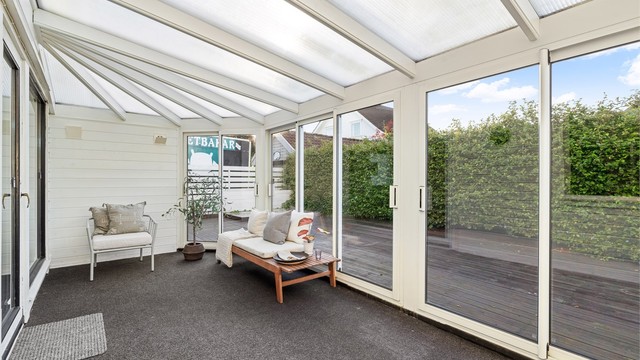Fra hagestuen er det direkte adkomst ut til det store terrassearealet.
