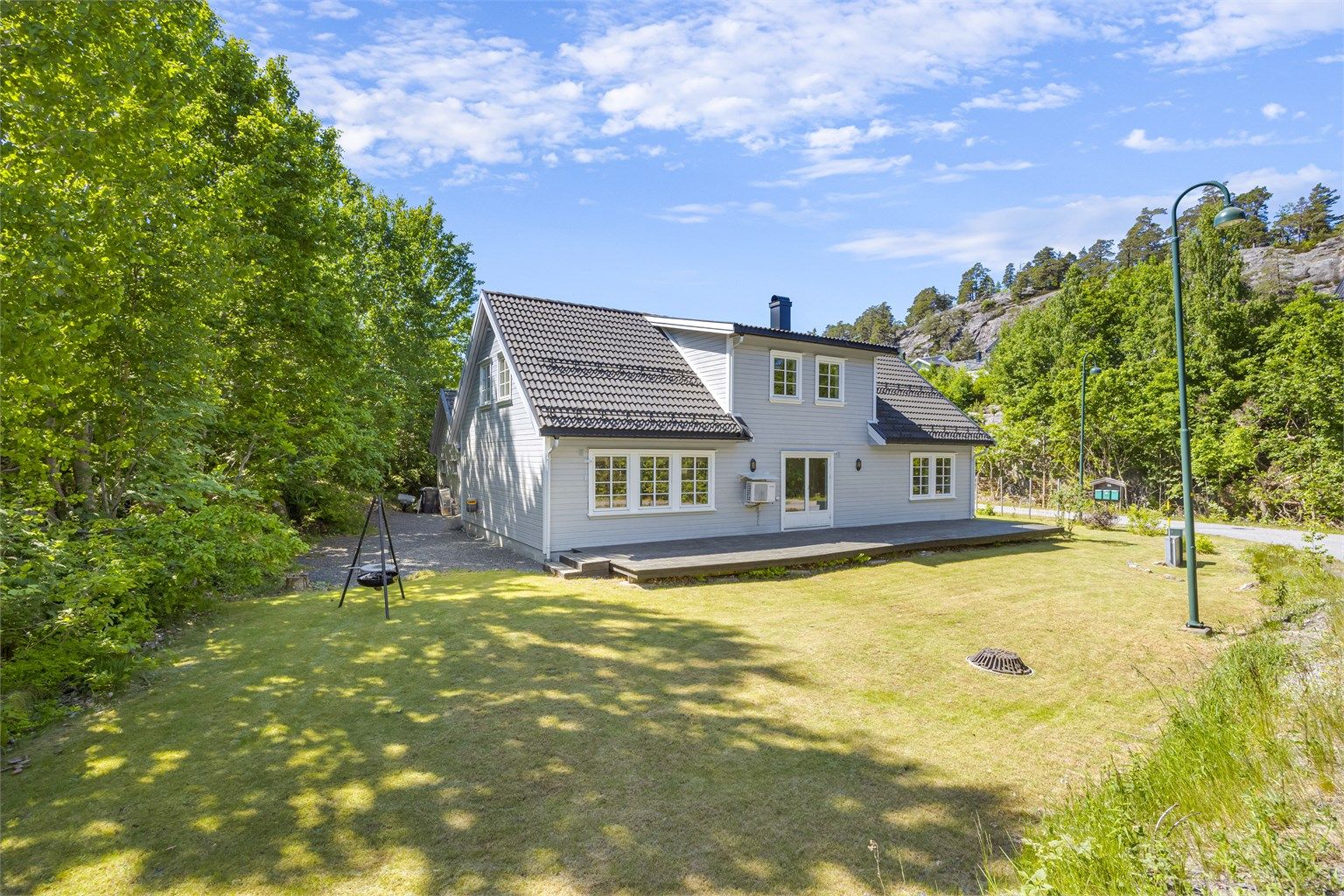 Pent opparbeidet plen rundt huset med terrasse ut fra stue/ kjøkken 