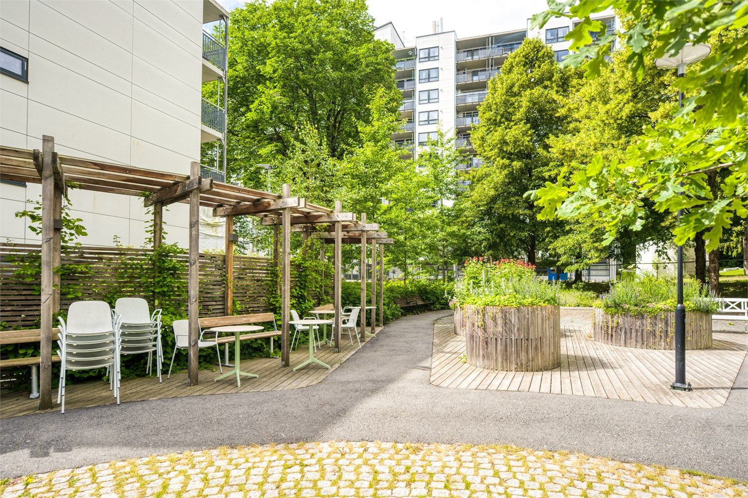 Frodige grøntområder, opparbeidede gangveier og vakker beplantning gir borettslaget et innbydende preg.