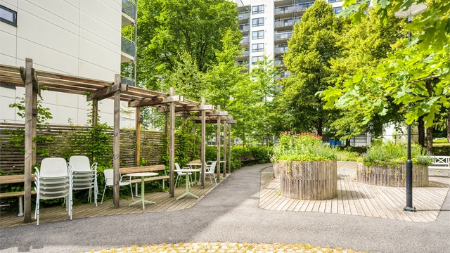 Frodige grøntområder, opparbeidede gangveier og vakker beplantning gir borettslaget et innbydende preg.