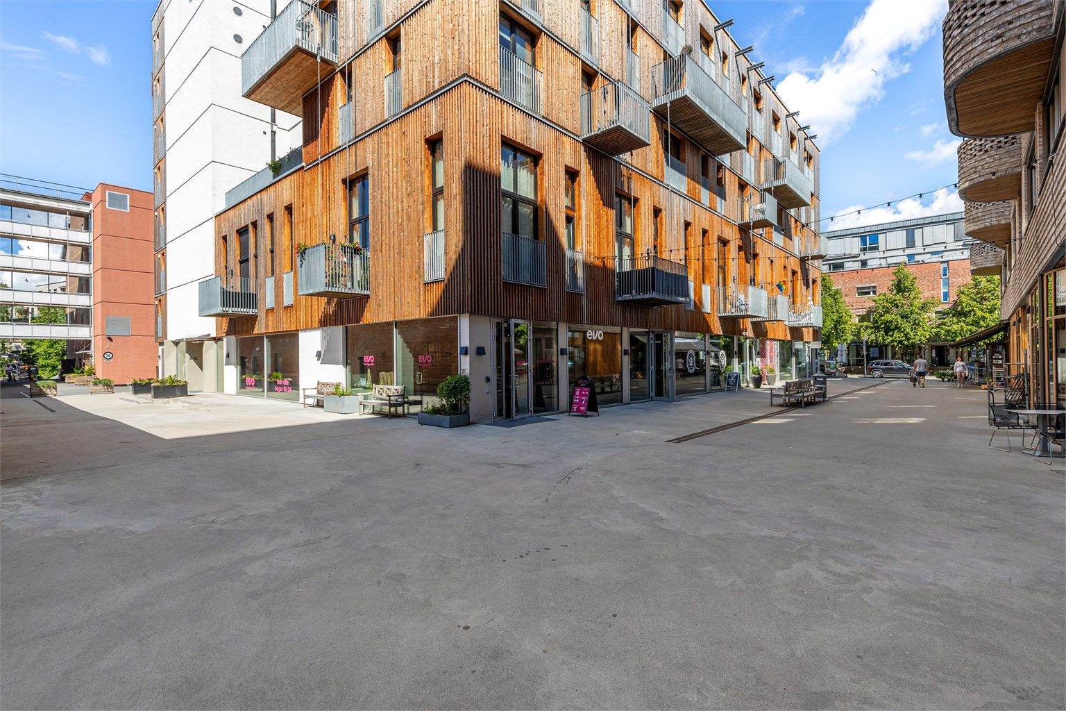 Leiligheten har en god beliggenhet midt i Asker sentrum, med kort vei til alle fasiliteter, blant annet trening, cafe og dagligvarehandel i samme bygning.