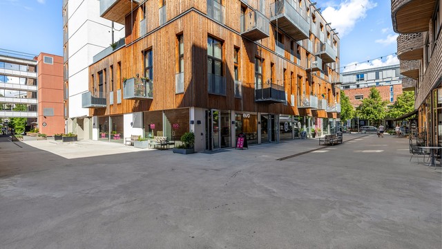 Leiligheten har en god beliggenhet midt i Asker sentrum, med kort vei til alle fasiliteter, blant annet trening, cafe og dagligvarehandel i samme bygning.
