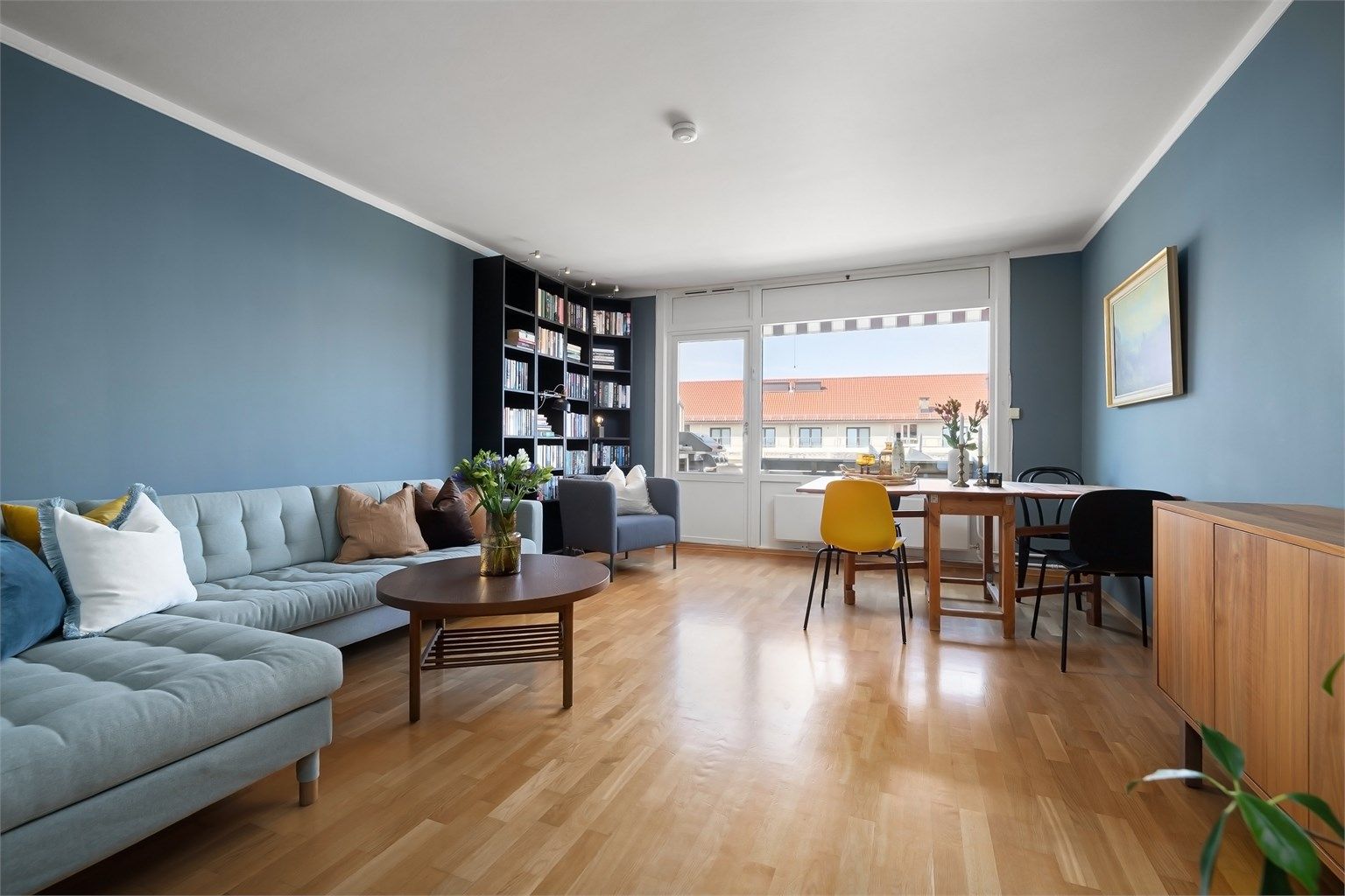 En lys og gjennomgående 3-roms beliggende høyt og fritt i byggets øverste etasje med vestvendt, solrik balkong på hele 10 kvm!