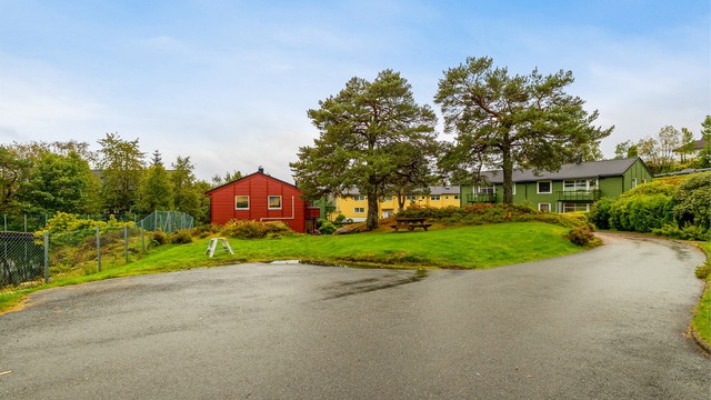 Borettslaget har 11 garasjeplasser innendørs som tildeles etter ansiennitet.