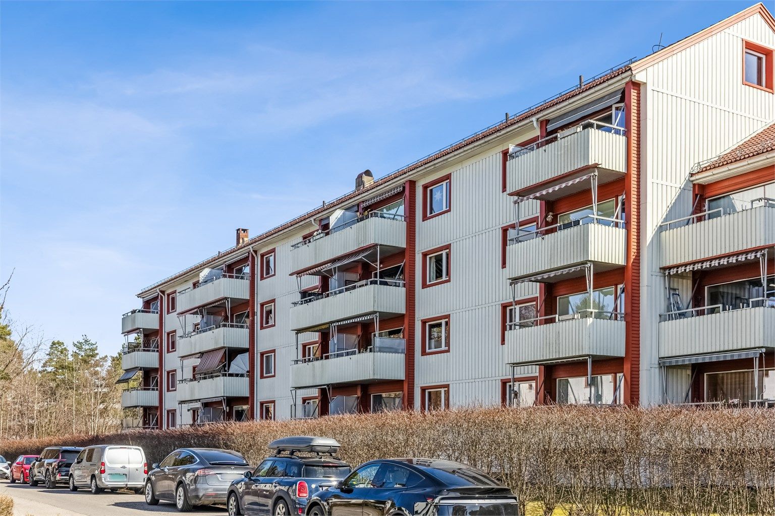 Borettslaget har velholdte fasader og fellesområder. Vaktmestertjenester er inkludert i fellesutgiftene.