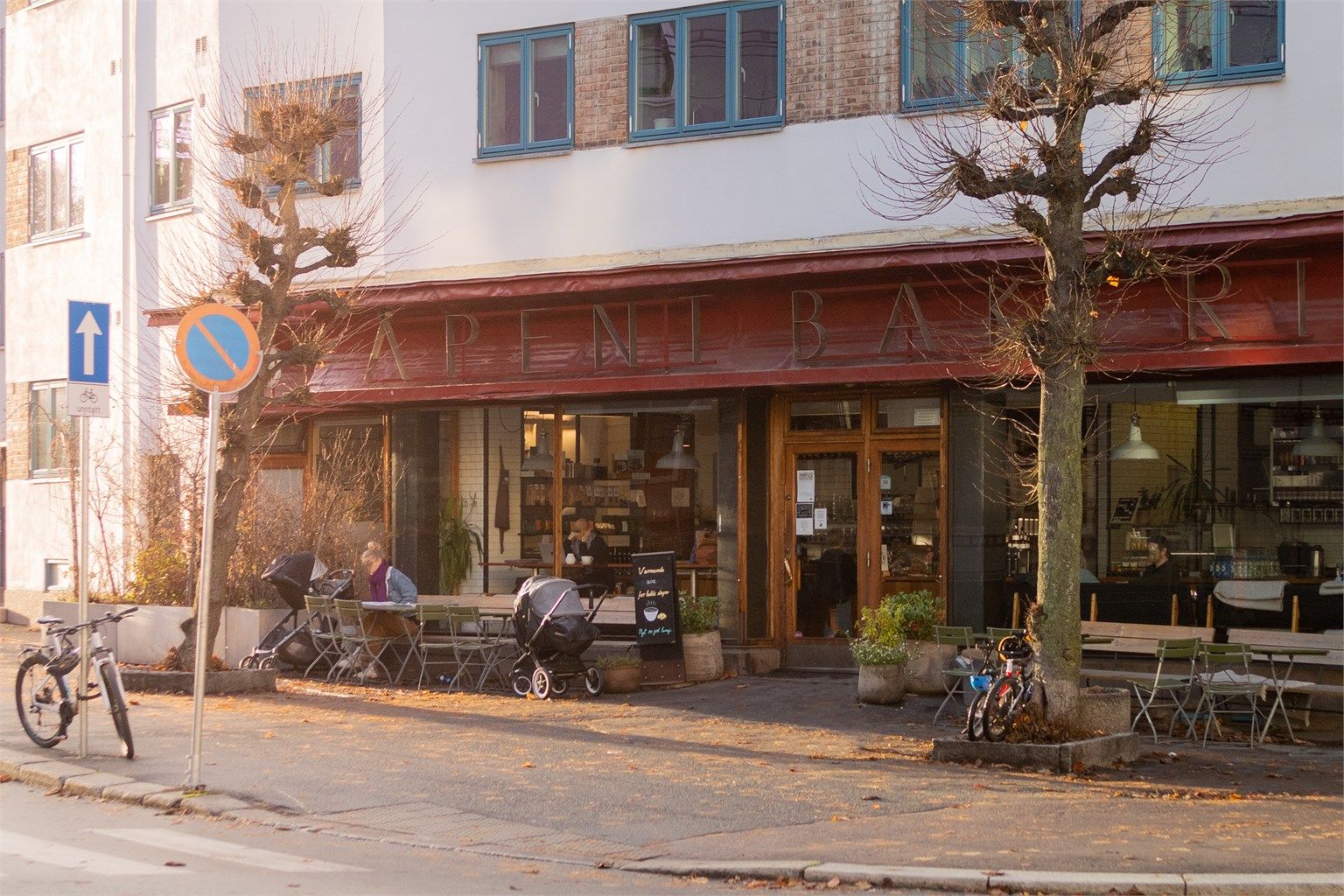 Blant de karakteristiske funkisgårdene i Åsengata ligger Åpent Bakeri, et av nabolagets mest populære steder for en rolig morgen eller en kaffepause i solen.