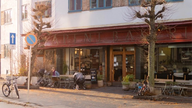 Blant de karakteristiske funkisgårdene i Åsengata ligger Åpent Bakeri, et av nabolagets mest populære steder for en rolig morgen eller en kaffepause i solen.