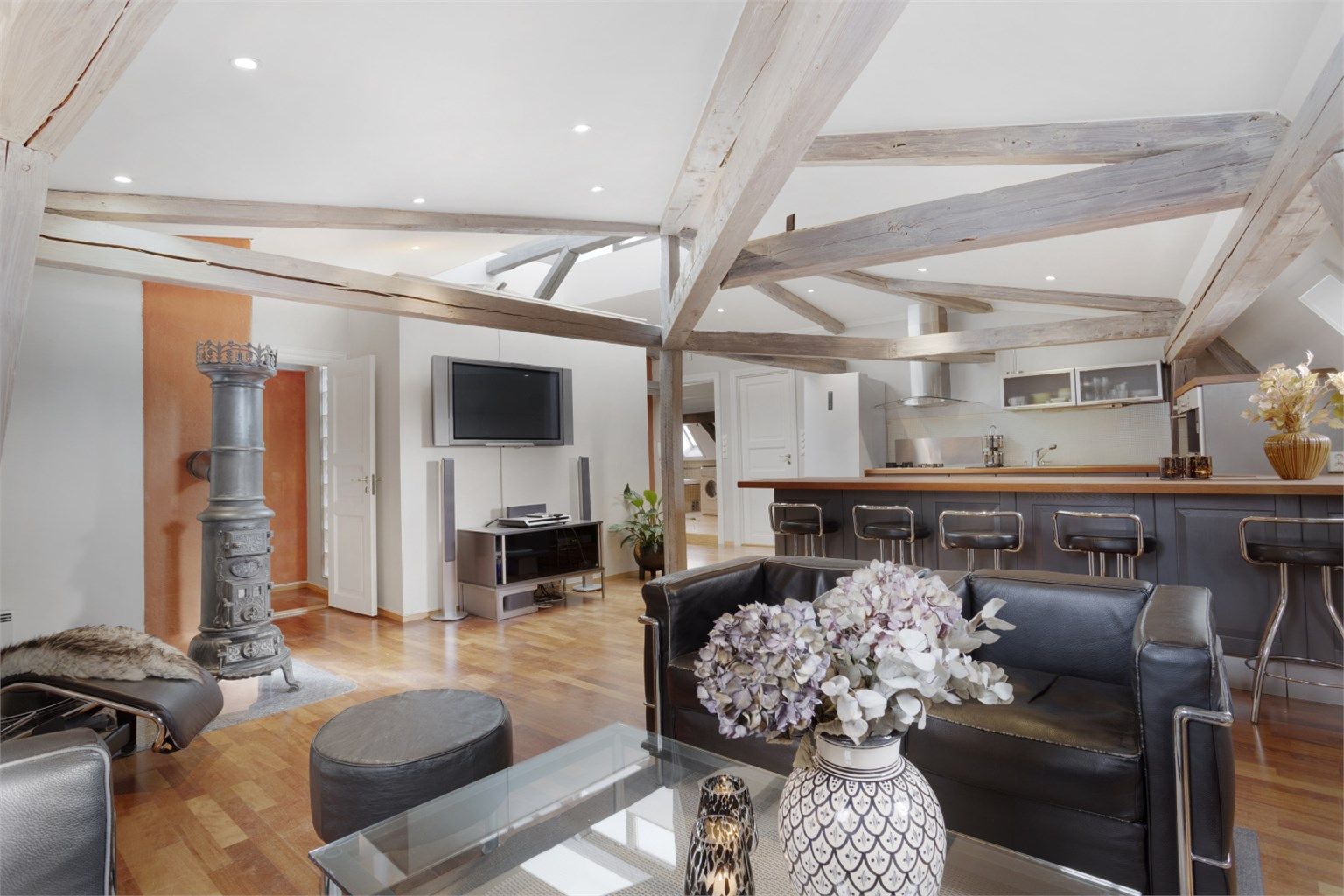 Stuen er lett å møblere med de flere sonene i rommet. Leiligheten er oppvarmet med peisovn i stuen og elektrisitet. 