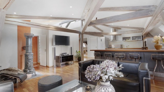 Stuen er lett å møblere med de flere sonene i rommet. Leiligheten er oppvarmet med peisovn i stuen og elektrisitet.