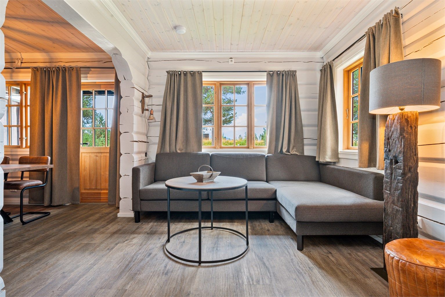 Leiligheten selges fullt møblert. Stuen er på hele 13 kvm.