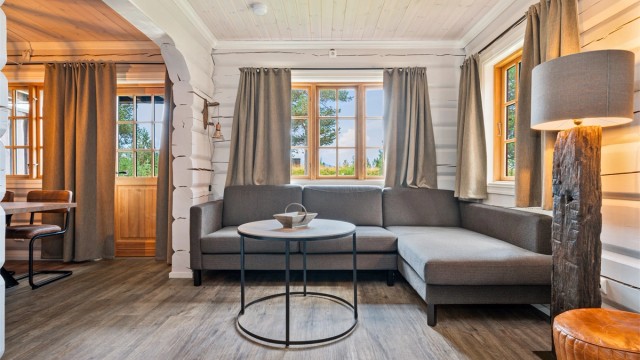 Leiligheten selges fullt møblert. Stuen er på hele 13 kvm.