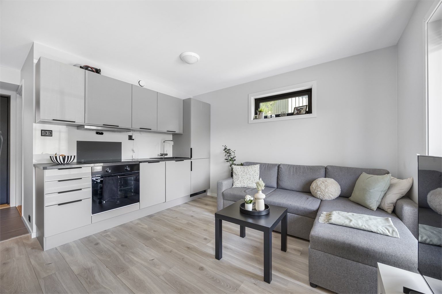 Boligen er utstyrt med balansert ventilasjon som sikrer et godt inneklima.