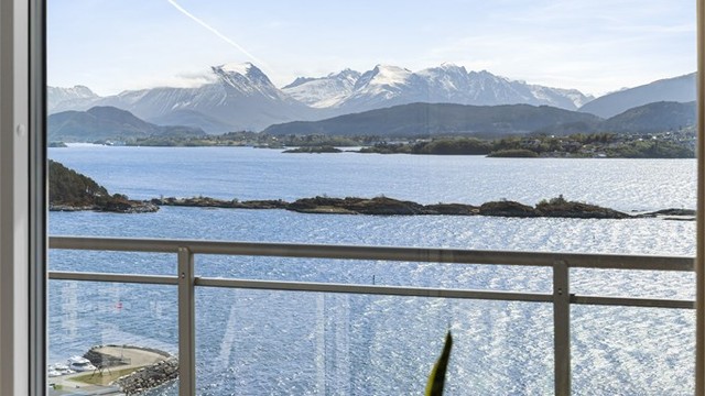 Flotte tur- og rekreasjonsområder på Volsdalsberga med badeplasser og stupetårn.