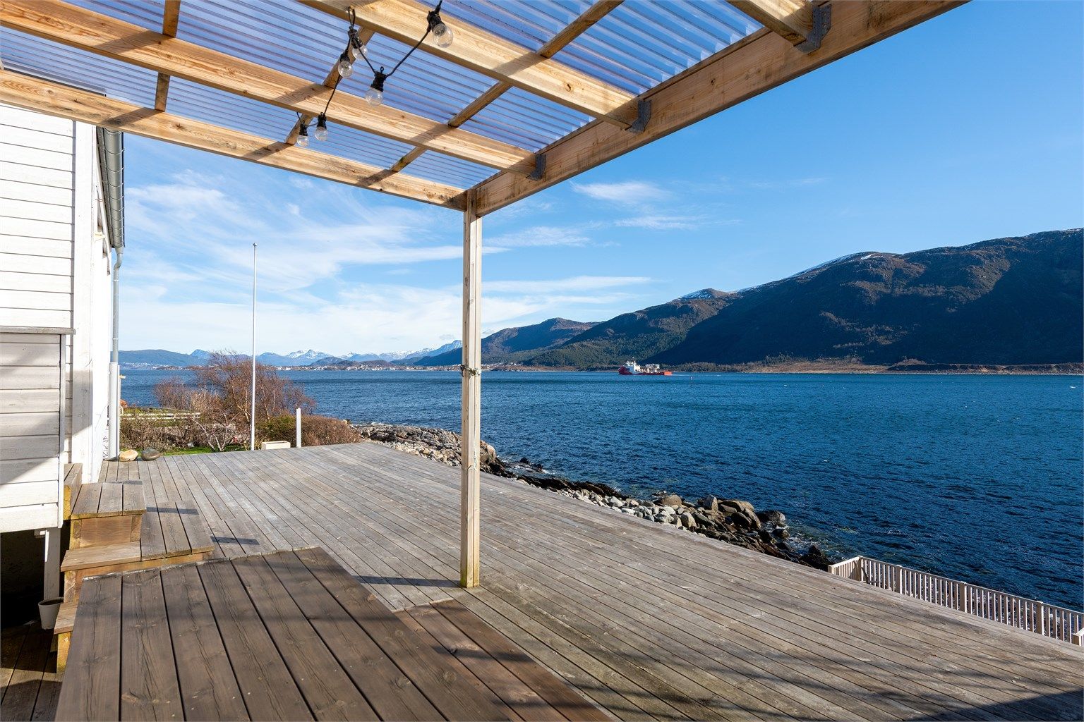 Usjenert terrasse med flott utsikt og sjønær beliggenhet