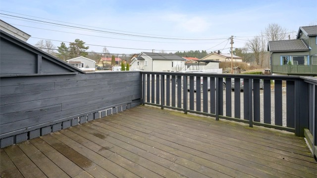 Adkomst via en hyggelig øst-vendt markterrasse på ca. 11 kvm hvor man kan nyte morgensolen.