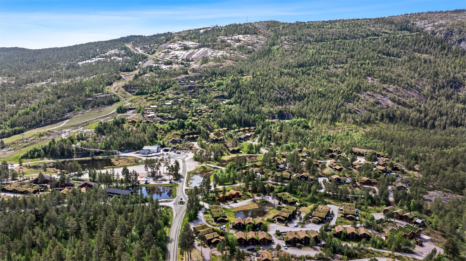 Velkommen til Vrådal – et idyllisk og attraktivt feriested som har vokst i popularitet de siste årene, og det med god grunn. Her får du ekte fjell- og naturopplevelser kombinert med et imponerende aktivitetstilbud, året rundt.
