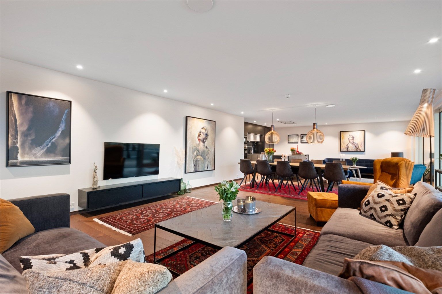 Fra sofakroken på stue mot spisestue og kjøkken