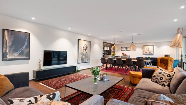 Fra sofakroken på stue mot spisestue og kjøkken