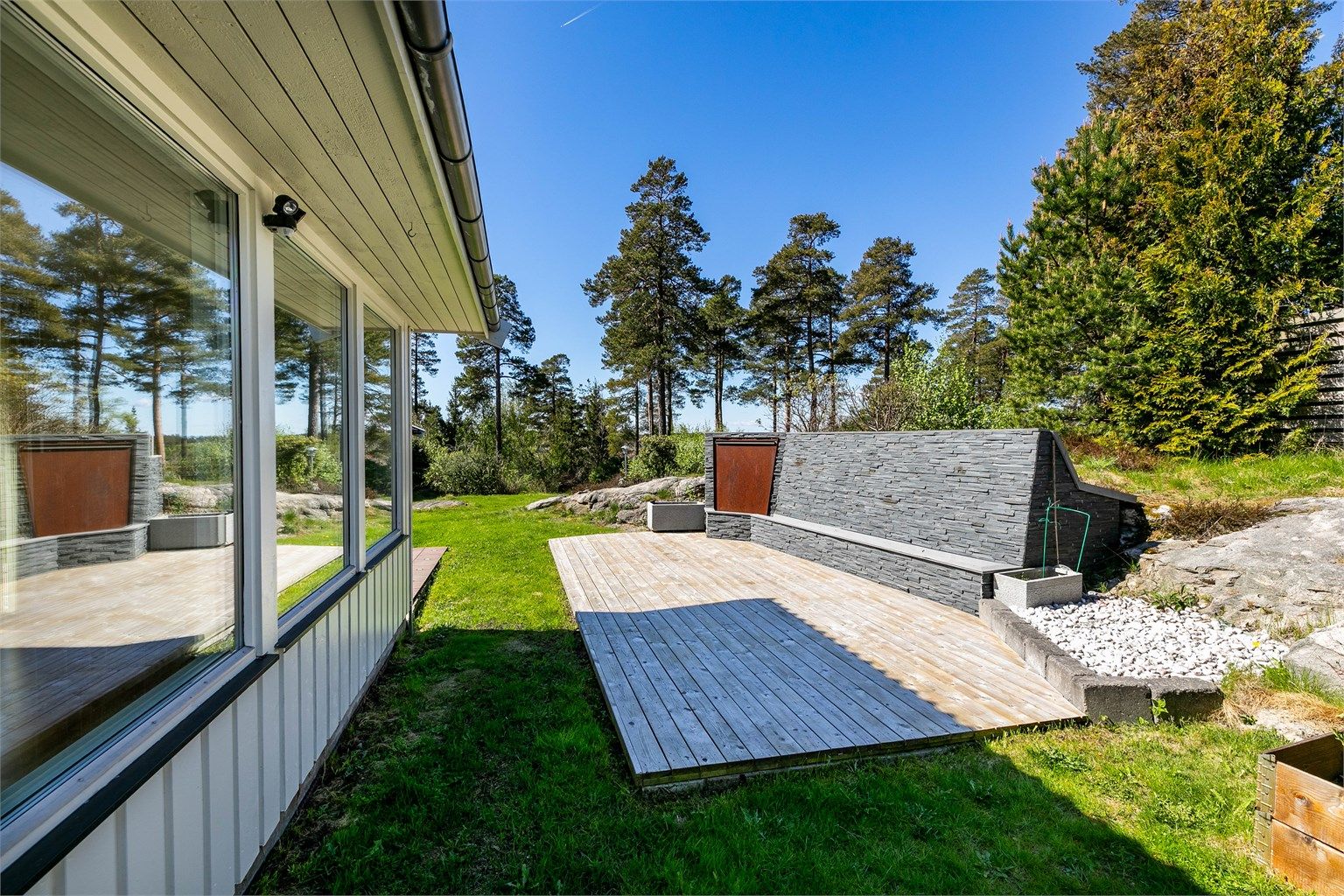 Hagens dekorative installasjon med fontenevegg og fossefall er lyssatt. 