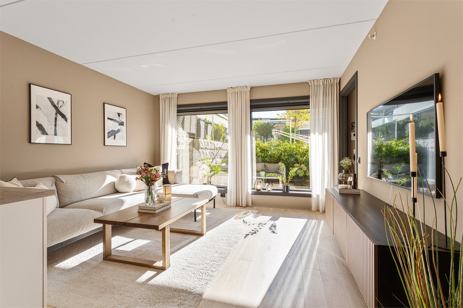 Leiligheten har en gjennomgående lun og moderne utførelse