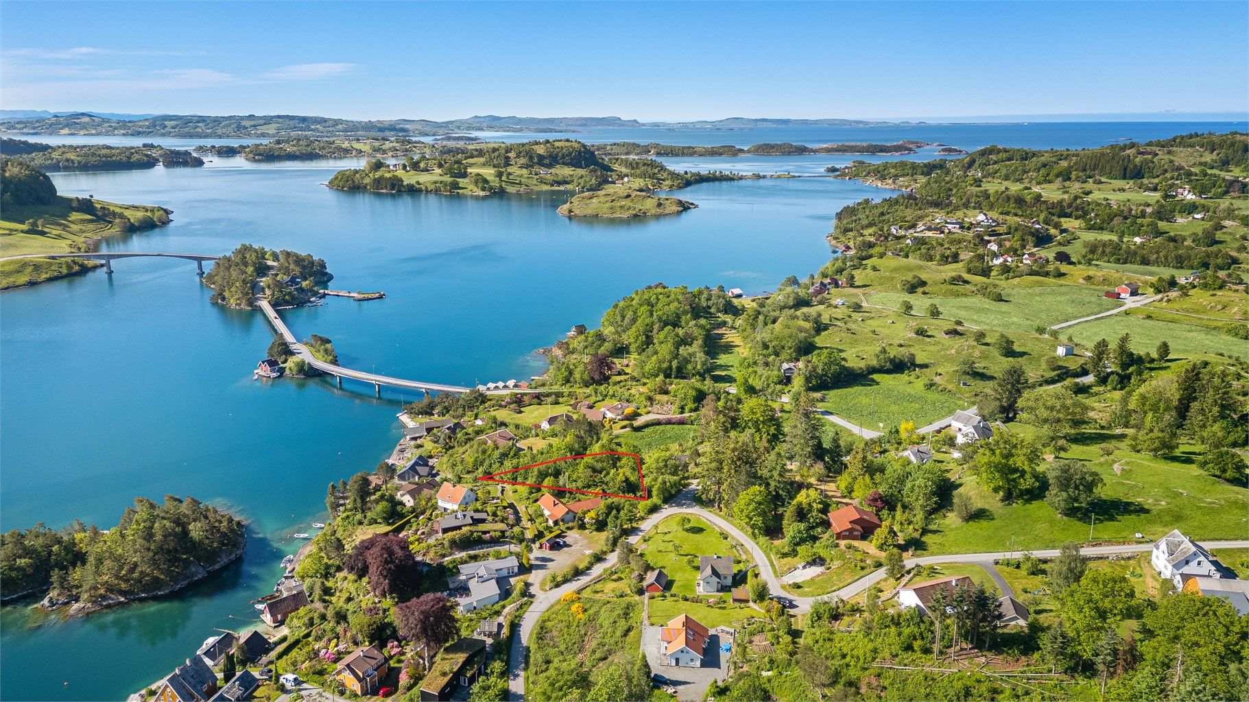 Eiendommen ligger på Kyrkøy, med broforbindelse som sikrer enkel ferdsel i øyriket.
Her det tegnet opp ca. tomtegrense.