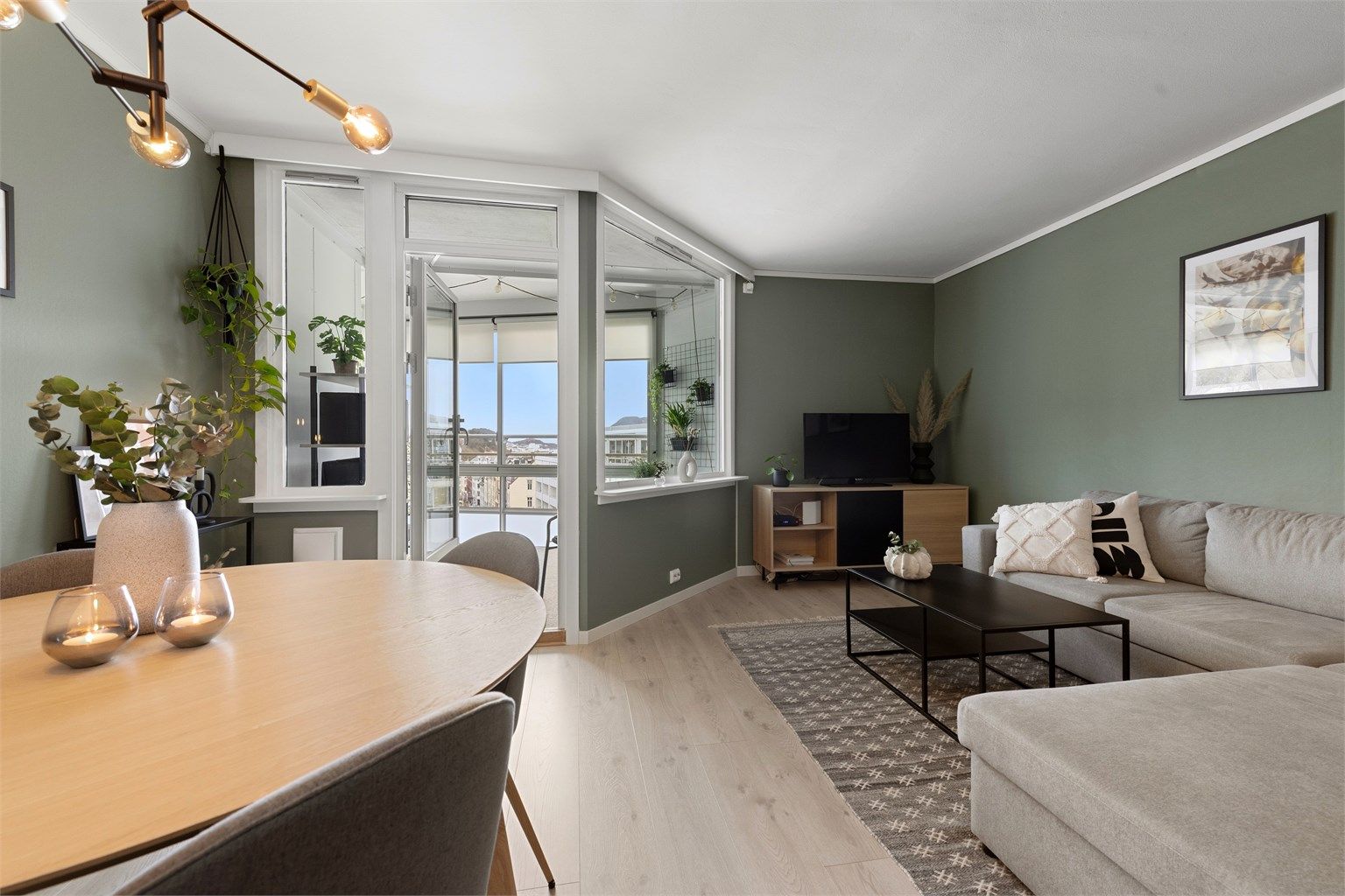 På stuen er det god plass til både sofagruppe og spisestue.