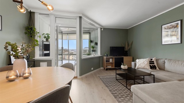 På stuen er det god plass til både sofagruppe og spisestue.