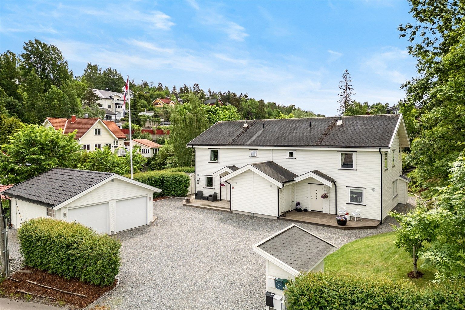 Nyere, flott 1/2 av tomannsbolig med romslig tomt og 1/2-del av felles garasje. Foto: Oh Shots