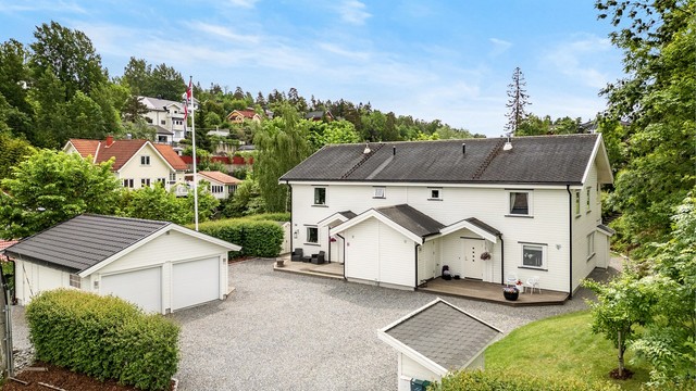 Nyere, flott 1/2 av tomannsbolig med romslig tomt og 1/2-del av felles garasje. Foto: Oh Shots