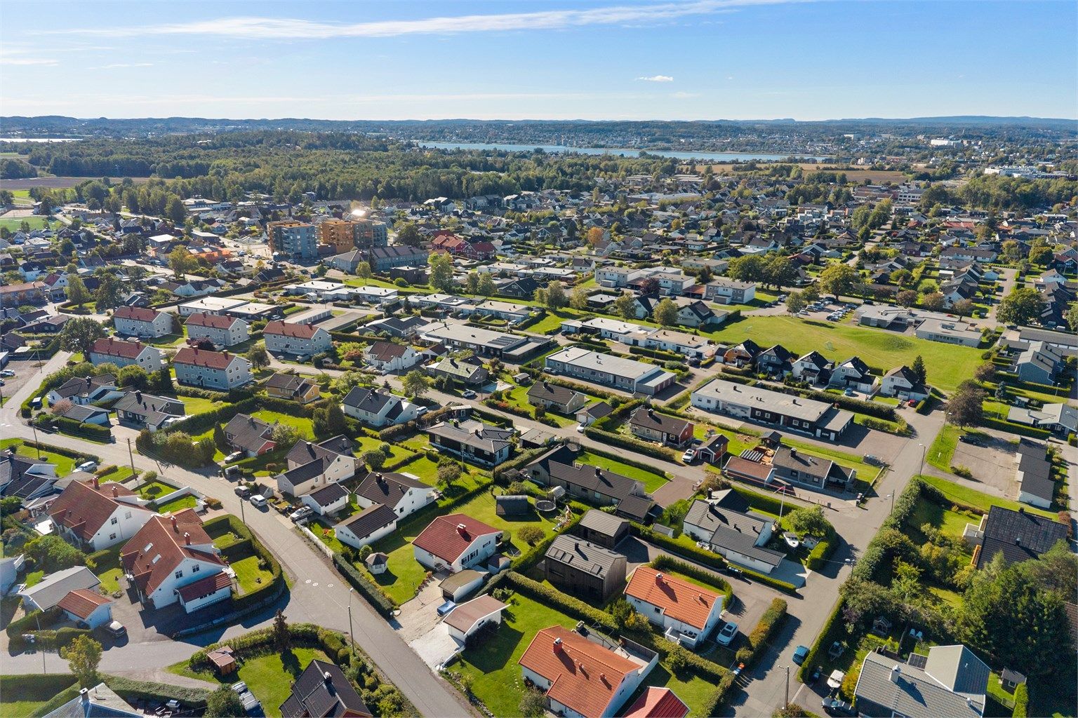 Tolvsrød Senter og bussforbindelser mot Tønsberg sentrum ligger i gangavstand.