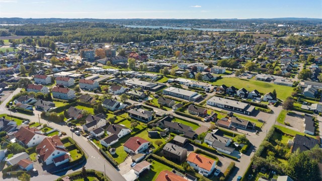 Tolvsrød Senter og bussforbindelser mot Tønsberg sentrum ligger i gangavstand.