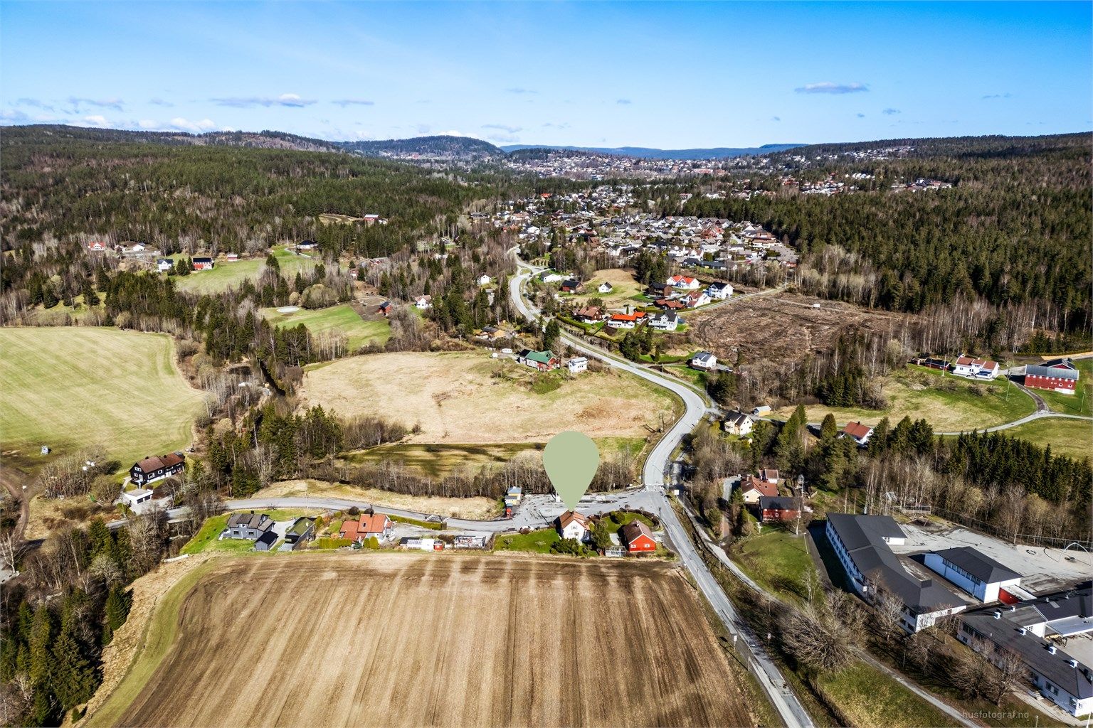 Kort kjørevei til Konnerudsenteret med de fleste servicetilbud og dagligvarebutikker.