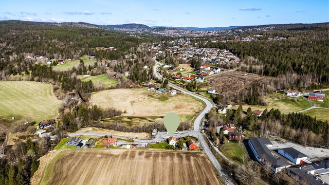 Kort kjørevei til Konnerudsenteret med de fleste servicetilbud og dagligvarebutikker.