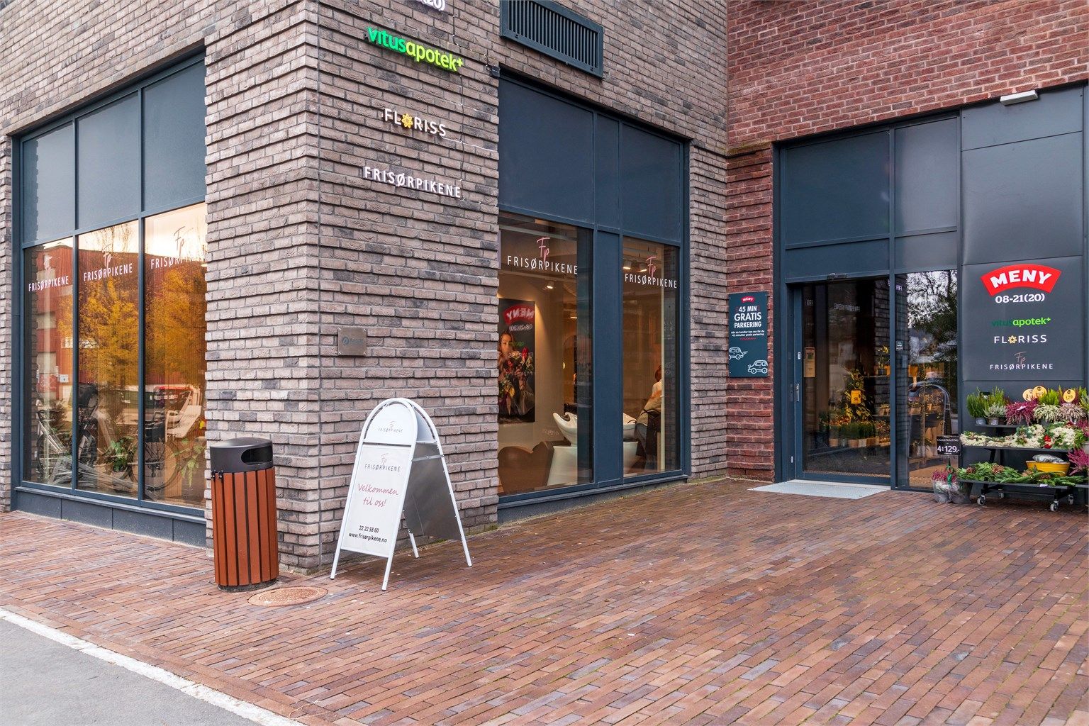 Apotek, Frisørpikene, Meny, Evo Fitness er blant tilbudene Frysjaparken har å by på.