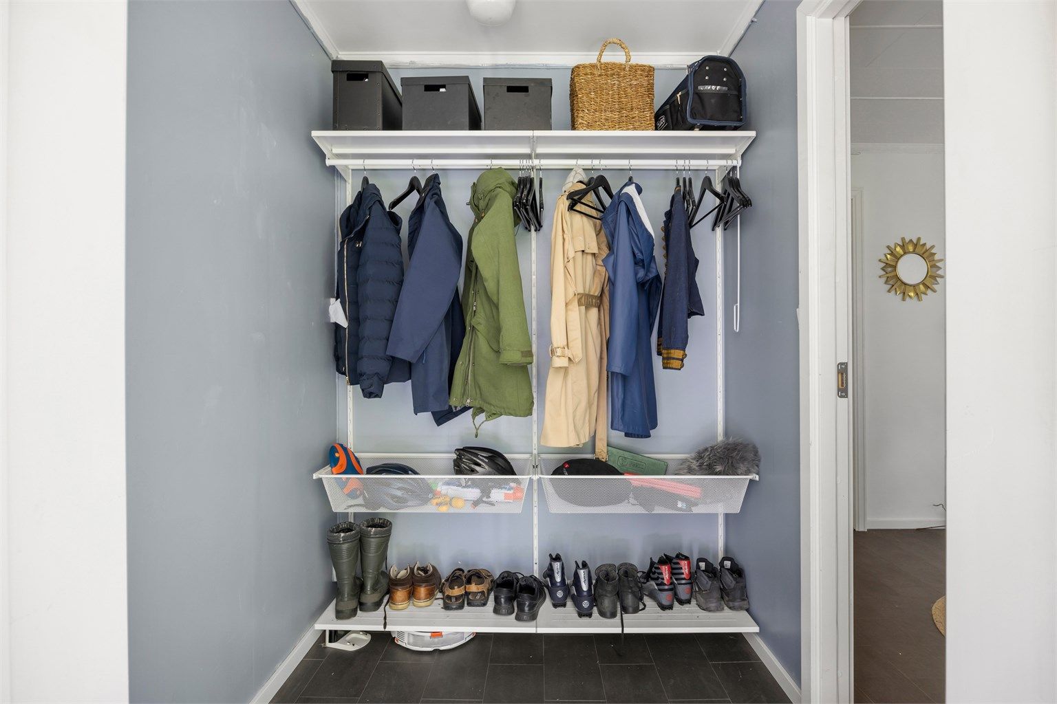 Praktisk garderoberom innenfor entré/gang. Dette rommet har tidligere vært vaskerom og har sluk og rør klart.