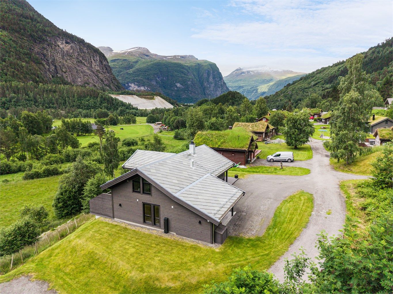 Det er og opparbeidet plenarealer på eiendommen